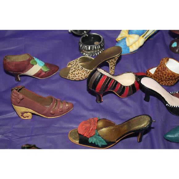 22 Piece Nostalgia And Other Miniature Shoe Figurines Dress Form And Hat - Picture 10 of 11